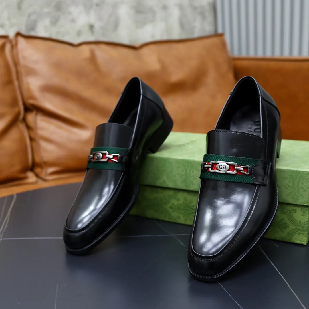 Men's shoes: 250🙅‍♂️🙅‍♂️🙅‍♂️Niuli Brand: GUCCI Size: 38-44 (45 can be customized) Level: Counter classic Material: Original soft cowhide upper Comfortable cowhide lining Original lightweight outsole Style category: Business casual footwear Driving leather shoes Color: Actual picture color